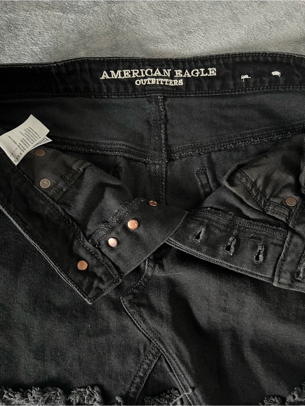 American Eagle Women’s Black Frayed Hem Denim Mini Skirt (4)